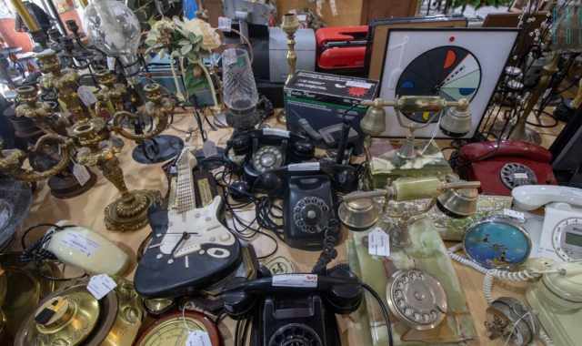 Bari, i mercatini dell'usato: in cerca dell'affare tra vintage, "cafonate" e cimeli